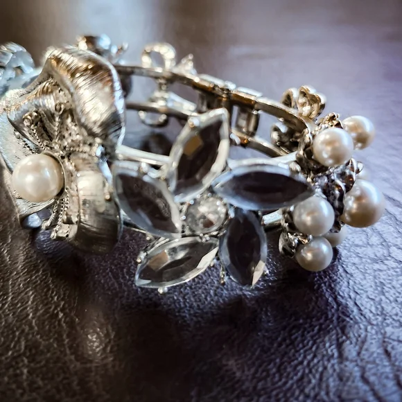 Vintage Style Charm Bracelet Floral Pearl Rhinestone Silver Tone Romantic - Picture 2 of 7